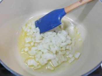 step3: 炒一下洋蔥碎塊~~