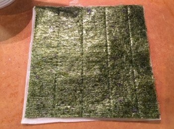step3: 把紙菜鋪上，黏穩。（如紫菜太大的話，可剪去多餘的部分，剪出來的紙菜可拿來再鋪春卷皮。）
