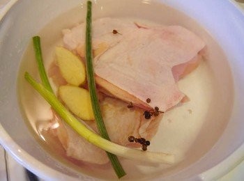 step1: *冷水蓋過雞肉，放入薑片，蔥段，米酒，花椒粒蓋鍋煮滾燙熟~
*取出後放凉，置冰水~放入冰箱~