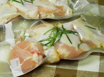 step8: 再教大家一個撇步喔!!你也可以像我一樣先把肉類醃漬，真空包裝好，可以讓味道更進入<span class="group_1">食材</span>，隨時都可以取出料理喔!!!