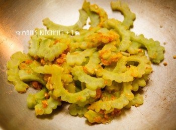 step3: 將苦瓜倒入拌炒。(喜歡苦瓜口感較軟的人可以在此步驟添加2大匙的水(高湯)煨煮。)