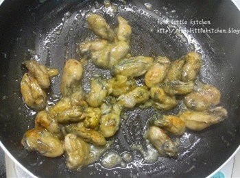 step2: 蠔沾上生粉，輕煎至兩面金黃盛起。