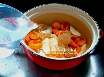 step2: 煲內放入枇杷果 , 貢梨片 , 冰糖及1500ml水