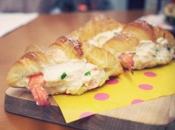 step6: 很美味的可頌奶油蝦耶^^ 雖然用鮮奶油製作但是帶著檸檬酸香還有孜然的辛香味~ 綜合在一起的味道一點也不膩喔!!!