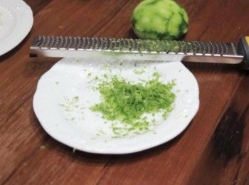 step2: 檸檬刨下皮屑，檸檬擠下汁和<span class="group_3">調味2</span>先調勻備用