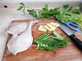 step3: 鴨腿出水後盛起 , 薑連皮切片 , 蔥切段