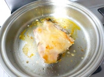 step3: 以小火煎至金黃色，再將雞腿肉翻面，把另一面也煎熟，約20分鐘雞腿肉就熟了。（這時整個廚房早已芳香四溢了）