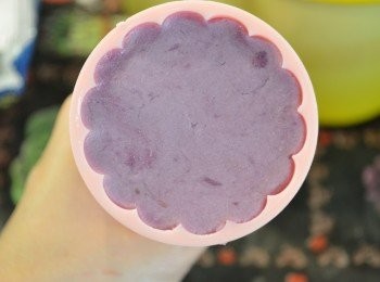 step9: 月餅模中撒些許糕粉，把包好的麵糰放入按實，再脱模。（糕粉是將糯米粉用小火炒至微黃的粉。）