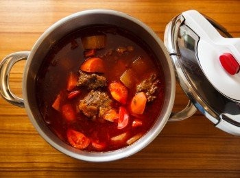 step7: 最後小火燉煮1個小時，就可以洩壓準備開蓋了，壓力安全閥漸進式洩壓的設計可以控制壓力排放的強弱速度，洩壓後開蓋，美味的蕃茄牛肉湯就完成了喔。