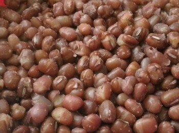 step1: 紅豆洗淨後用水浸過夜(需冷藏)。用小火水煮約40分鐘至軟綿不爛後隔水。