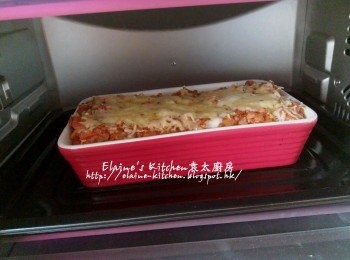 step11: 將肉醬闊麵放入焗爐內 , 用上下火200C焗20分鐘至芝士溶化成金黃色