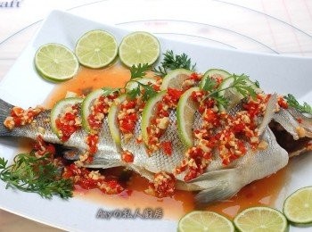 step7: 蒸好的魚,用檸檬片放入魚肉上,再淋上特製的檸檬酸辣醬,擺上檸檬片裝飾即完成。可以直接上桌享用,口味清爽魚肉又鮮甜,也可以再蒸2-3分鐘讓泰式檸檬酸辣魚更加入味喔!^_^