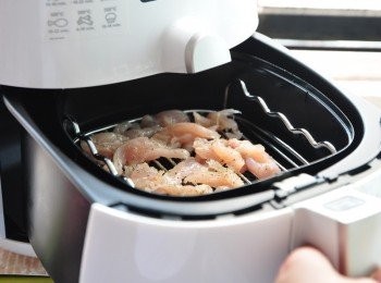 step2: 先將醃漬過里肌放入飛利浦氣炸鍋雙層串燒架再放入氣炸籃中，推進氣炸鍋中開始氣炸烹調