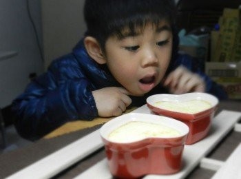 step4: 庭庭看到米布丁出爐~馬上露出驚訝的表情