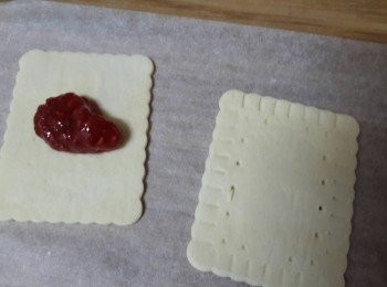 step3: 長方形的中間放果醬後掃蛋液 , 然後對折 , 再用叉子把邊緣壓緊