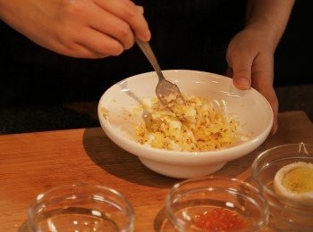 step2: 將其中1隻蛋白開半挖出蛋黃