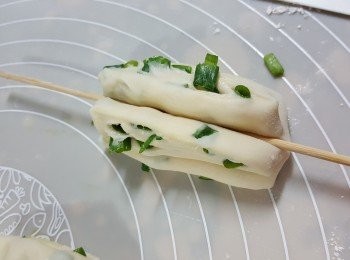 step12: 用一支竹籤於粉糰中間壓到底部