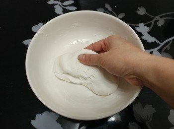 step2: 再遂少加入餘下的椰漿， 直至搓成不黏手粉團（我用了KOS金牌高達致椰漿;  不同品牌的椰漿的濃厚度不同， 及天氣濕度另椰漿份量有些微出入;  請自行調節用量;  所以不要一次過全部加入）