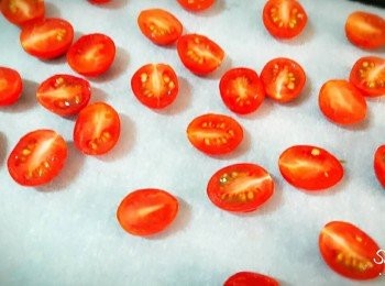 step3: 紅色小蕃茄 10粒 , 對切後放到已舖上烘焙紙的烤盤上