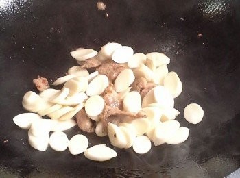 step2: 加入肉片煎一會，再加入年糕煮約2分鐘。