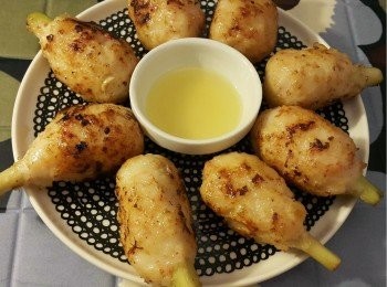 step7: 同時準備醒胃醬汁。把青檸2個搾汁，加入1-2湯匙野生茘枝蜜。。那就可以開餐，只需手持香茅棒，點一些青檸汁就大啖吃了。