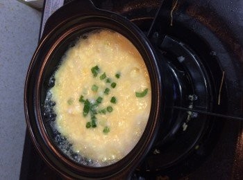 step5: 凝結7-8成時收小火，放葱花，蓋上蓋，熄火