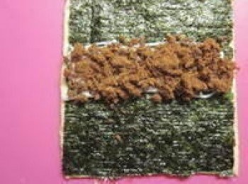 step1: 吐司先去邊再對切, 起酥片稍退冰(不要全退冰,會太軟不好操作),表面用叉子叉洞避免烘焙時膨脹的太大,裁一片海苔與起酥片同大小舖在上,在中間處擠上沙拉醬,再放肉鬆