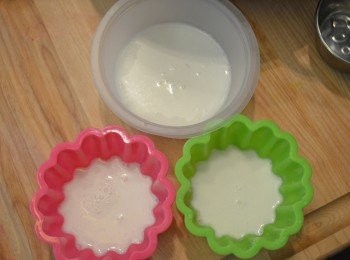 step6: 做外皮，蒟蒻粉加水拌勻， 然後倒入鍋中，加入椰漿和糖混合，煮滾後熄火。