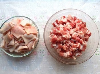 step2: 將五花肉切成細條狀或丁狀。準備一鍋熱水先將豬皮汆燙5分鐘,取出沖冷水後用刀子刮除豬皮表面的雜質及豬毛要拔除乾淨,再將豬皮多餘的肥油切下。將豬皮切成塊狀,再用一鍋乾淨的熱水放入薑片,蔥,米酒及豬皮塊煮約10分鐘後撈起備用。(這樣可達到去腥的效果)