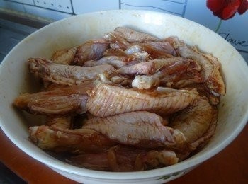 step4: 用生抽1湯匙／老抽1/2湯匙／糖1/2湯匙醃15分鐘