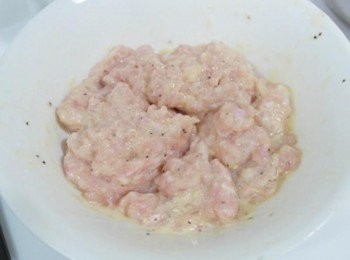 step2: 把雞絞肉這一碗均勻的攪拌到有黏性~~~