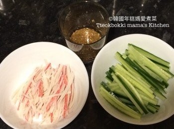 step1: 用手將蟹柳撕成絲，青瓜切絲備用。
將1茶匙炒香芝麻磨碎後加入麻油、韓國蘋果醋、糖和鹽一起拌勻備用。