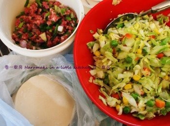 step1: 碎豬肉混蔥蒜(切粒) 用少鹽少胡椒粉少糖醃30分鐘
椰菜和雜豆放入熱鍋, (免油) 用慢火炒至軟身, 放凉備用椰菜和雜豆炒至軟身, 放凉備用