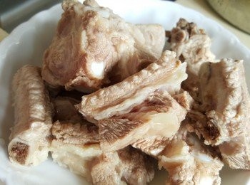 step1: 將肉排汆水，備用。