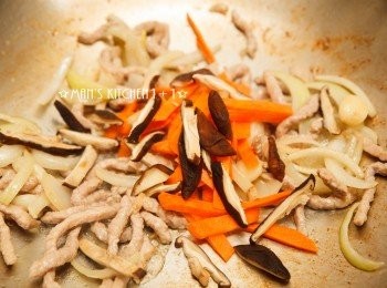 step3: 接著將香菇切絲後與紅蘿蔔絲一起下鍋炒香。