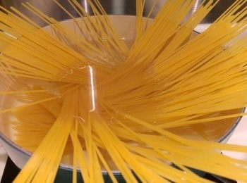 step6: 煮意粉熱水加一茶匙鹽,然後落意粉煮8分鐘,(跟據包裝標籤煮約7至9分鐘,請自行決定時間。)