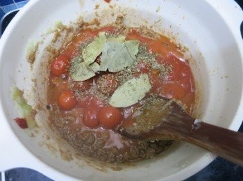 step7: 下罐頭蕃茄、乾百里香、香葉 ，之後下紅酒
最後下一支新鮮迷迭香
加蓋煮沸後轉小火燉煮30分鐘
之後轉中火煮至汁濃 （每隔一回需要拌煮以防沾底）