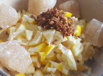 step4: 陳皮浸軟，去除白色部份，再切成小粒。
