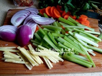 step3: 分別將西芹切幼條 , 甘旬切厚片 , 紫洋蔥切件 , 薑去皮切絲