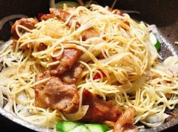 step7: 另外也可以將義大利麵再下鍋與煎好的松阪豬一起均勻拌炒灑上適量的唐辛子七味粉，讓義麵吸收醬汁更有味道!