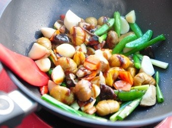 step5: 放入米酒等調味後，均勻拌炒