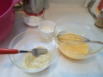 step1: 採用手動打蛋器：糖加入蛋黃中拌勻、加入油拌勻、