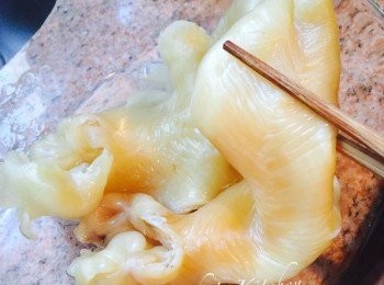 step1: 花膠筒、8片薑、2棵蔥切段加水和紹興酒浸發汆水。洗淨切件備用。