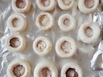step1: 蘑菇泡水，然後洗淨去根，放入烤盤中。