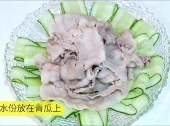 step4: 瀝乾水份，放在青瓜上