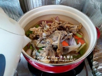step5: 加入雞殼骨及適量熱水