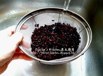 step1: 浸左一晚的黑糯米隔去水份 , 用水沖洗乾淨再瀝乾水份