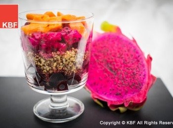 step5: 紅菜頭放在杯子底部，再放藜麥，然後舖上各水果。吃的時候可拌黑醋、果醋或乳酪。清腸排毒，養顏又可預防高血壓的健康沙律，大功告成。