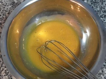 step3: 蛋黃先打散，