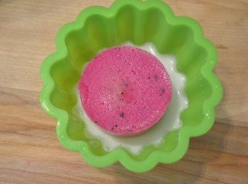 step7: 將少許煮好的椰漿倒入月餅模，待稍凝固即放入已做好的火龍果餡料， 再倒入椰漿填滿蓋過火龍果餡，然後放入雪櫃冷藏凝固就完成。